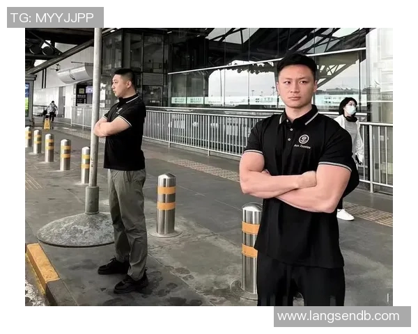 足球明星们的保镖背后故事揭秘他们如何保护偶像的安全与隐私