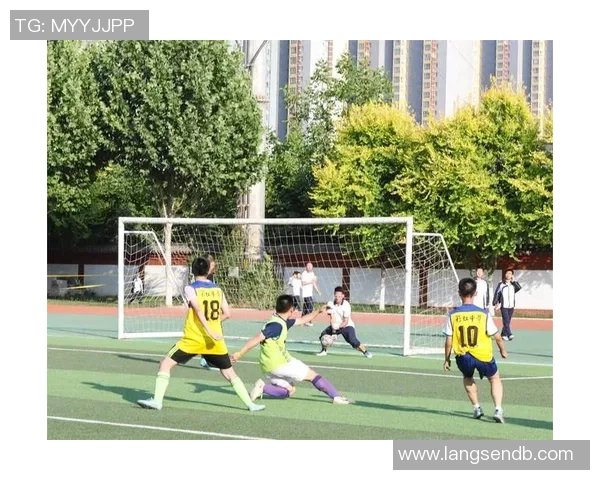 闪耀绿茵场的女生足球明星们展现青春活力与拼搏精神的精彩瞬间